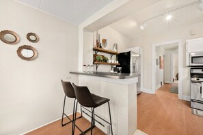 ثلاجة، ميكروويف، فرن، موقد طهي مسطح