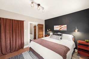 2 makuuhuonetta, työpöytä, silitysrauta/-lauta, vauvan matkasänky