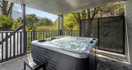 Station Hideaway with Private Spa & Mountain Views