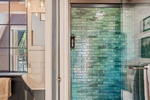Shower, hair dryer, towels, shampoo - Cedar Mountain Lodge | Hot Tub, Views & Wildlife (Evergreen)