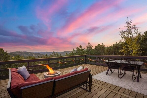 Outdoor dining - Cedar Mountain Lodge | Hot Tub, Views & Wildlife (Evergreen)