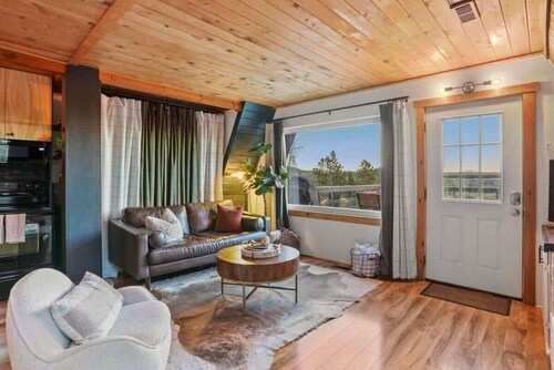 Cedar Mountain Lodge | Hot Tub, Views & Wildlife