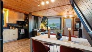 Una cocina moderna con armarios de madera y un comedor con mesa y sillas.