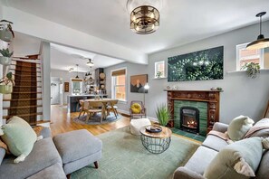 Télévision, cheminée, espaces bureaux