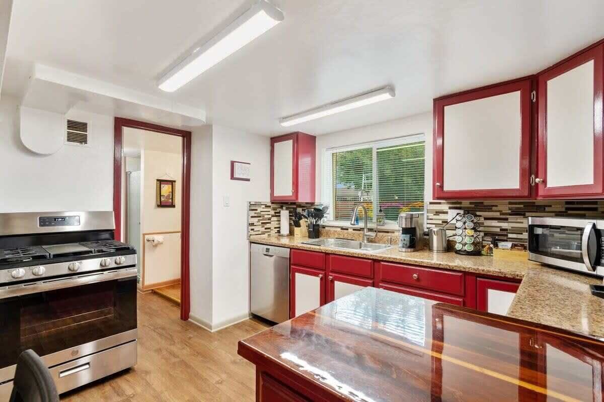 Een koelkast, een magnetron, een oven, een kookplaat