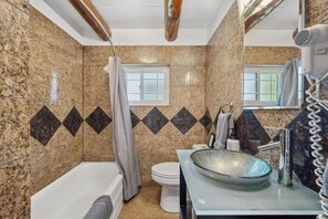 Bruser, hårtørrer, håndklæder