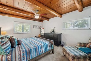 4 soveværelser, skrivebord, strygejern/strygebræt, weekendseng