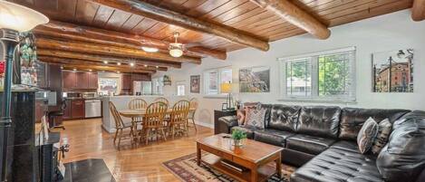 Télévision, cheminée, livres, espaces bureaux