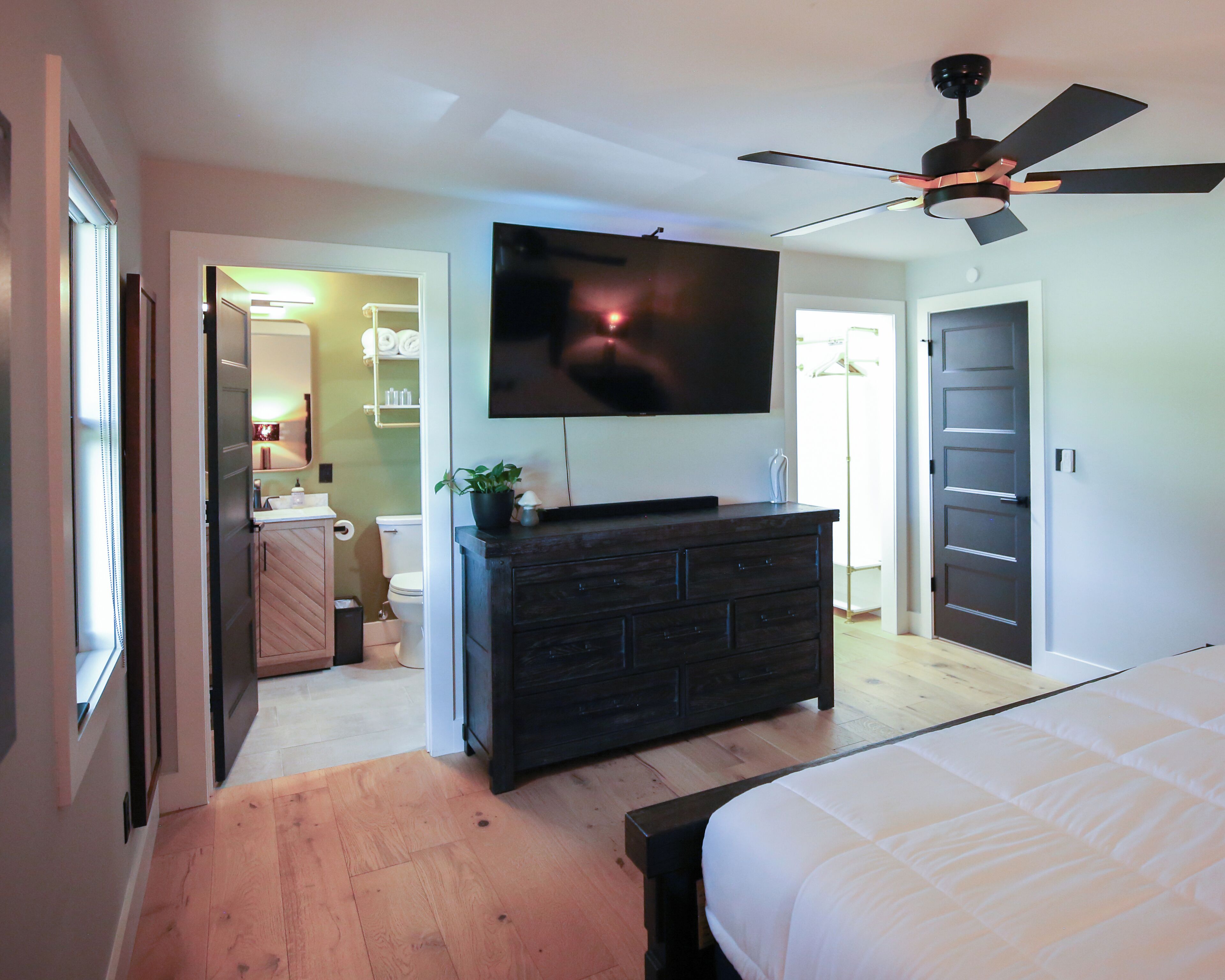 2 bedrooms, desk, iron/ironing board, WiFi