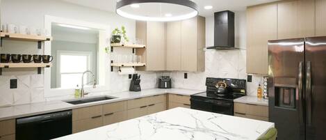 Kjøleskap, mikrobølgeovn, ovn og kokeplater