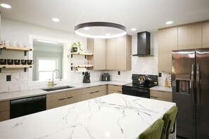 Frigorífico, microondas, horno y placa de cocina