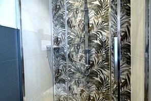 Douche, sèche-cheveux, bidet, serviettes fournies