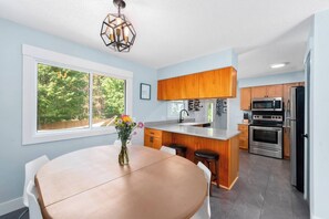 Fridge, microwave, oven, stovetop - CaterCasa: Fenced Yard~Dog Friendly~Games~Sauna (Traverse City)