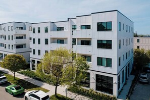 Exterior - Jude's Respite: Ebikes ~Dog Park~Pickleball ~Beach (Traverse City)