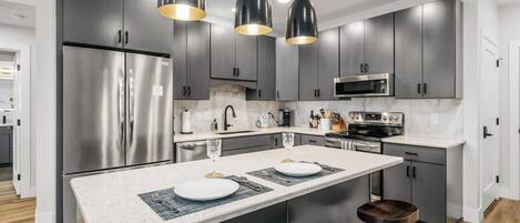 Refrigerador, microondas, horno y parrilla de estufa