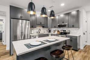 Fridge, microwave, oven, stovetop - Jude's Respite: Ebikes ~Dog Park~Pickleball ~Beach (Traverse City)