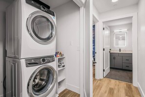 Interior - Jude's Respite: Ebikes ~Dog Park~Pickleball ~Beach (Traverse City)