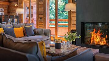 Télévision, cheminée, table de tennis de table, chaßne hi-fi