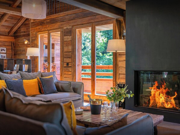 TV, peis, bordtennis og stereoanlegg