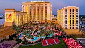 Ein Hotel mit großem Poolbereich, mehreren Gebäuden und einem gut sichtbaren Schild mit der Aufschrift "GOLDEN NUGGET".