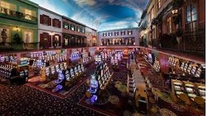 Eine Hotelhalle mit mehreren Spielautomaten und einer zentralen Sitzecke.