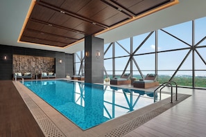 Kolam renang tertutup