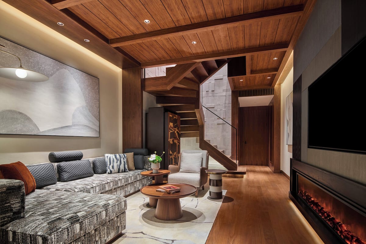 Suite (Ski) | Premium bedding, free minibar, in-room safe, blackout drapes