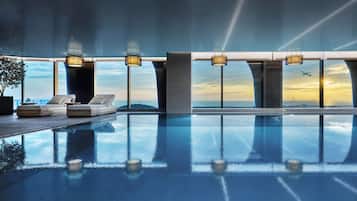 Piscine couverte, maĂźtres-nageurs sur place