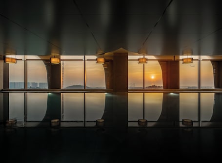 Una piscina techada, guardavidas en la propiedad