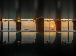 Una piscina cubierta (de 06:00 a 22:30), socorrista en las instalaciones
