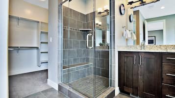 Family House, Mountain View | Bathroom | Separate tub and shower, free toiletries, towels, soap