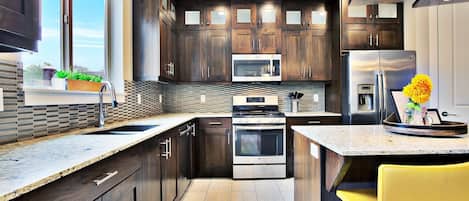 Family House, Mountain View | Private kitchen | Full-size fridge, microwave, oven, stovetop