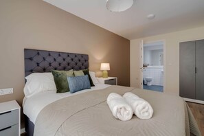 2 chambres, fer et planche à repasser, Wi-Fi gratuit, draps fournis