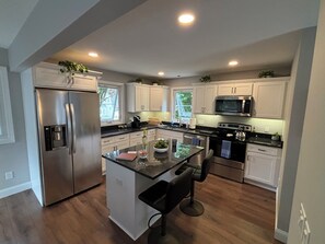 冷蔵庫、電子レンジ、オーブン、コンロ