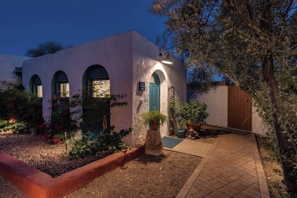 Una casa moderna con ventanas de arco y una entrada bien iluminada.
