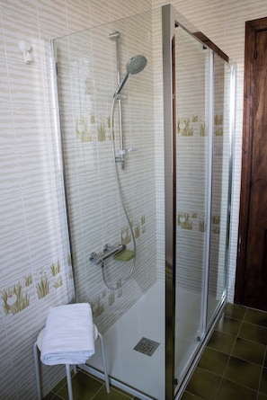 Een douche, een haardroger, een bidet, handdoeken
