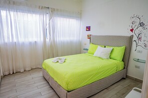 Apartamento luxo, vista para a piscina | 2 quartos, cortinas blackout, ferros/tábuas de passar roupa