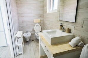 Apartamento luxo, vista para a piscina | Banheiro | Chuveiro, produtos de toalete grátis, toalhas de banho, sabonete
