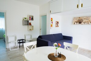 Deluxe-Apartment, Poolblick | Wohnbereich