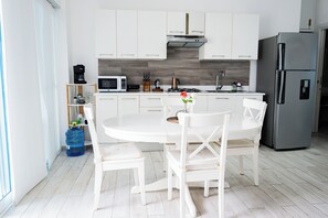 Deluxe-Apartment, Poolblick | Eigene Küche