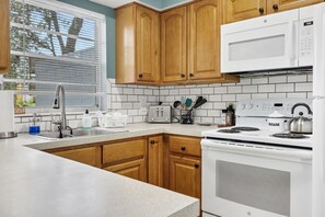 Een koelkast, een magnetron, een oven, een kookplaat