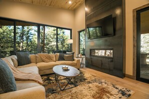 Smart TV y chimenea