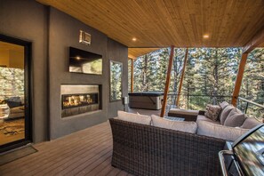 Terrace/patio - Papa Bear's Luxe Mountain Hideaway (Angel Fire)