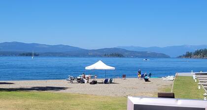 Charming 2-bedroom unit with great views and easy access to Hope and Sandpoint!