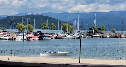 Charming 2-bedroom unit with great views and easy access to Hope and Sandpoint!