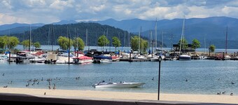 Charming 2-bedroom unit with great views and easy access to Hope and Sandpoint!