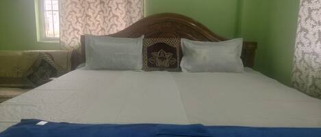 4 bedrooms, iron/ironing board, free WiFi, bed sheets