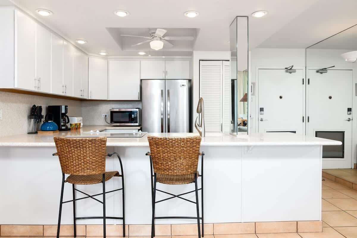 Réfrigérateur, micro-ondes, four, plaque de cuisson