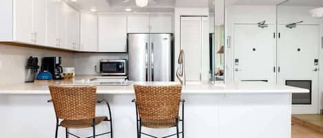 Réfrigérateur, micro-ondes, four, plaque de cuisson