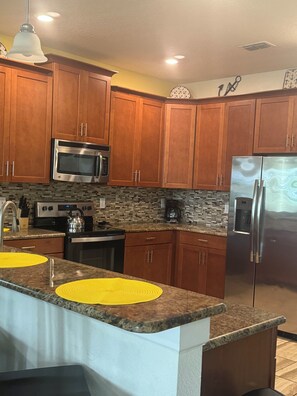 Kjøleskap, mikrobølgeovn, ovn og kokeplater